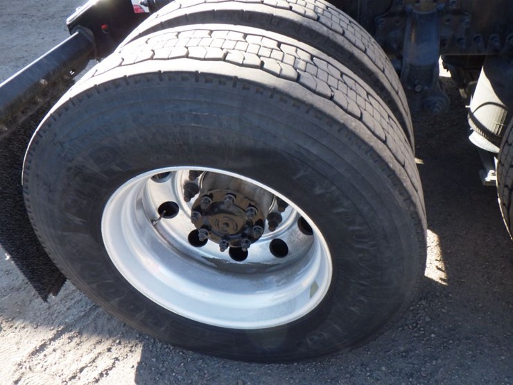 2022-volvo-vnl-760-image-8