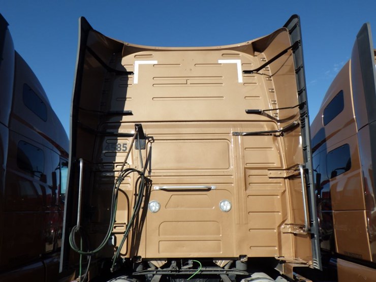 2022-volvo-vnl-760-image-13