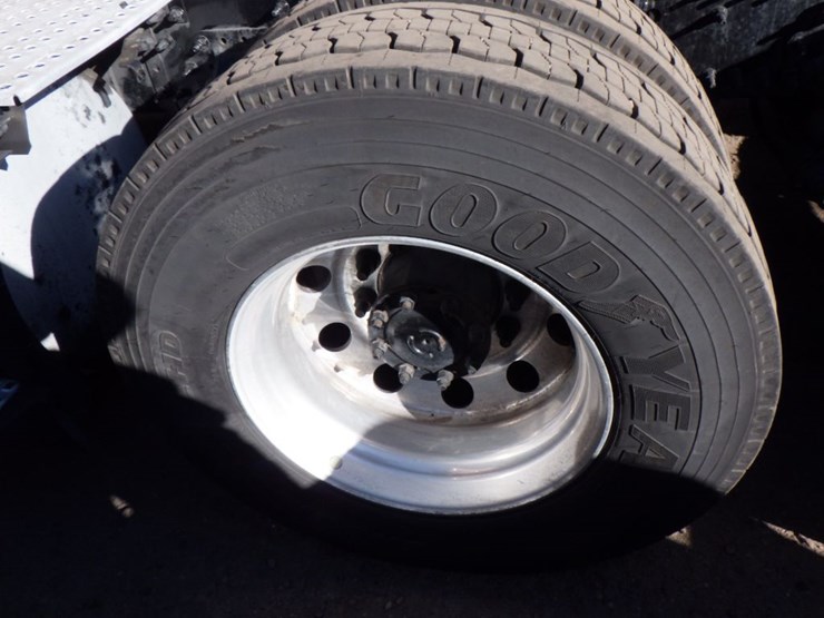 2022-volvo-vnl-760-image-16