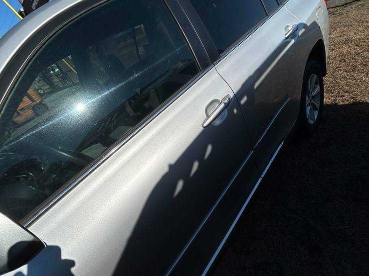 2011-toyota-highlander-image-3