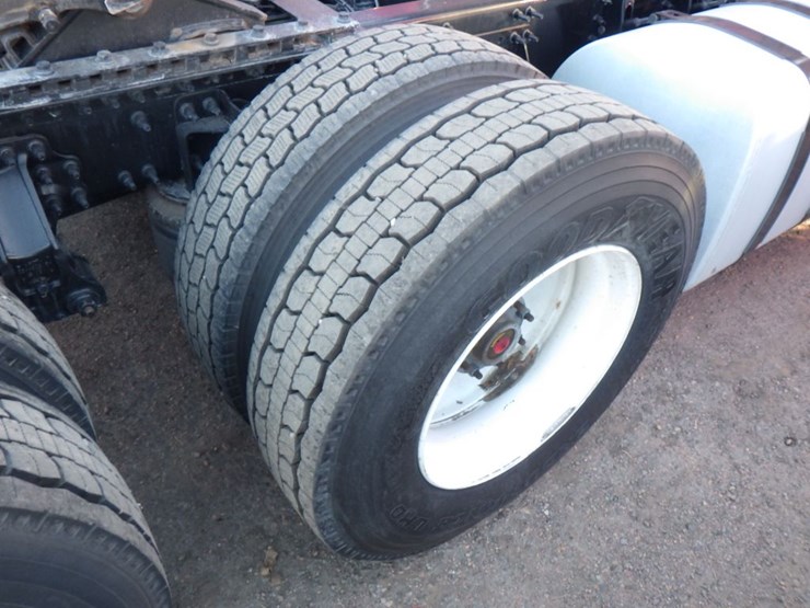 2021-volvo-vnl-300-image-7