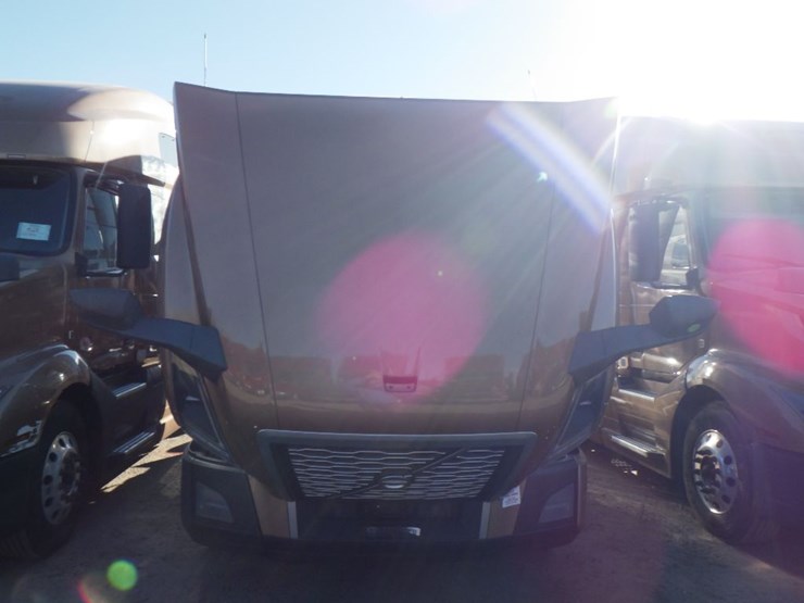 2022-volvo-vnl-760-image-25