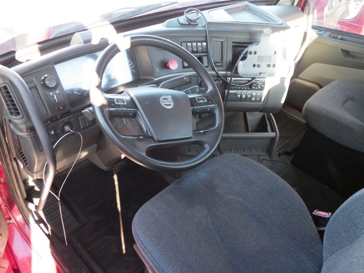 2021-volvo-vnl-300-image-22