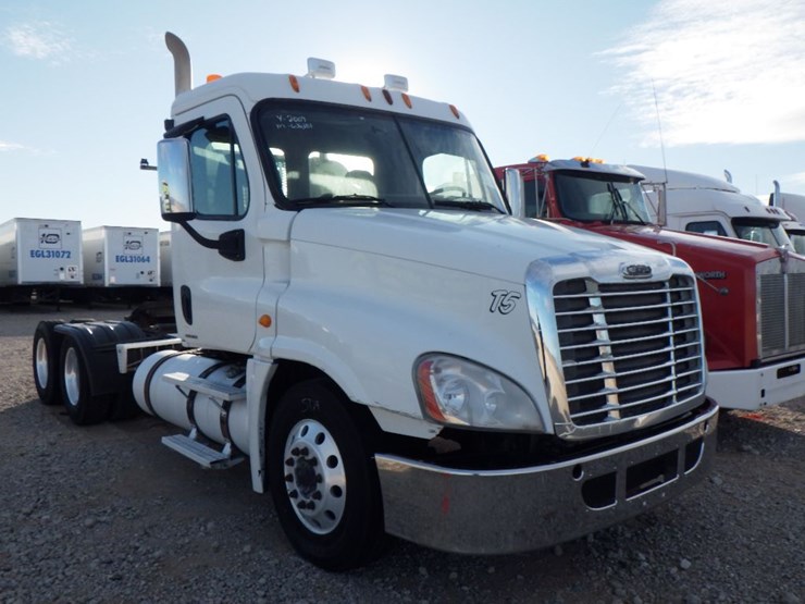 2009-freightliner-cascadia-125-image-4