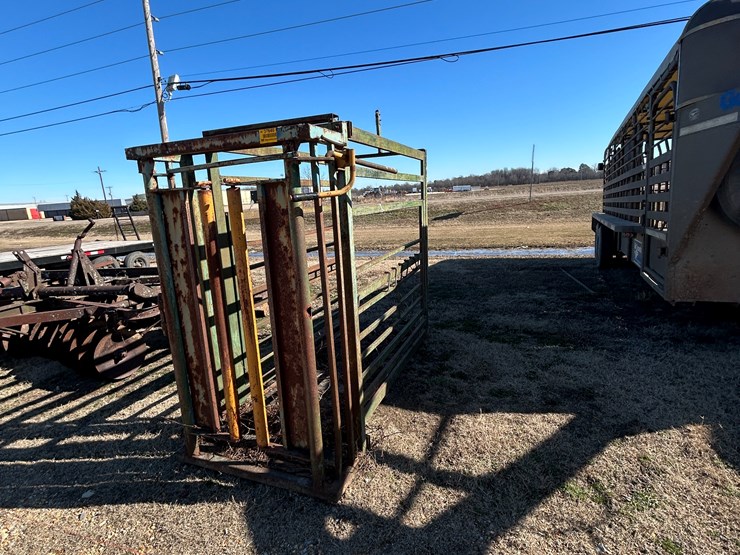 #37640-•-cattle-chute-w/head-catcher-image-1