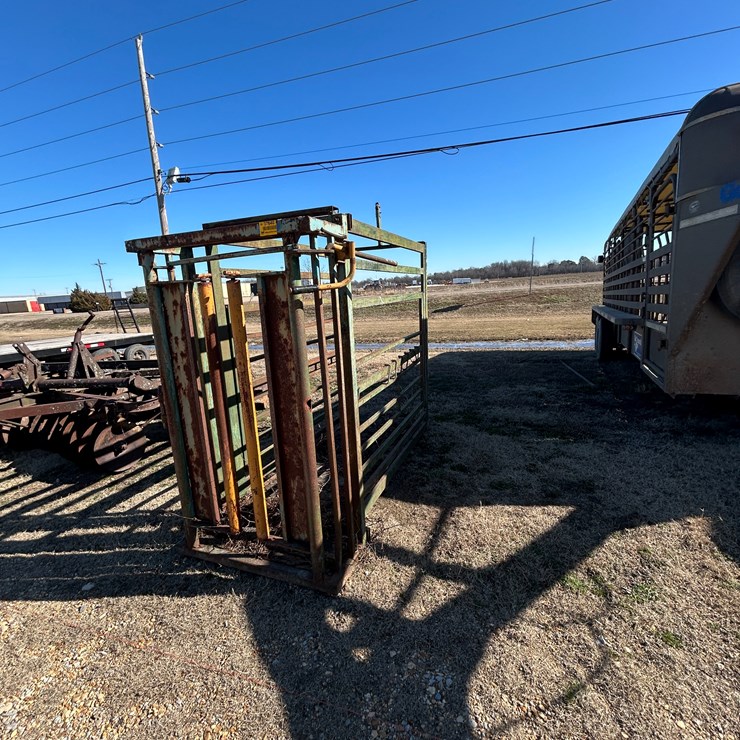 #37640 • Cattle Chute w/Head Catcher