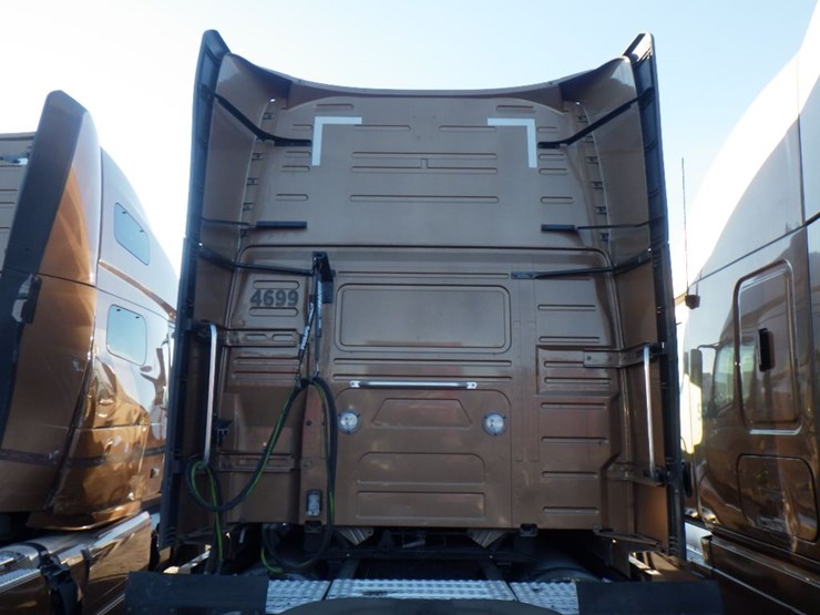 2023-volvo-vnl-760-image-10