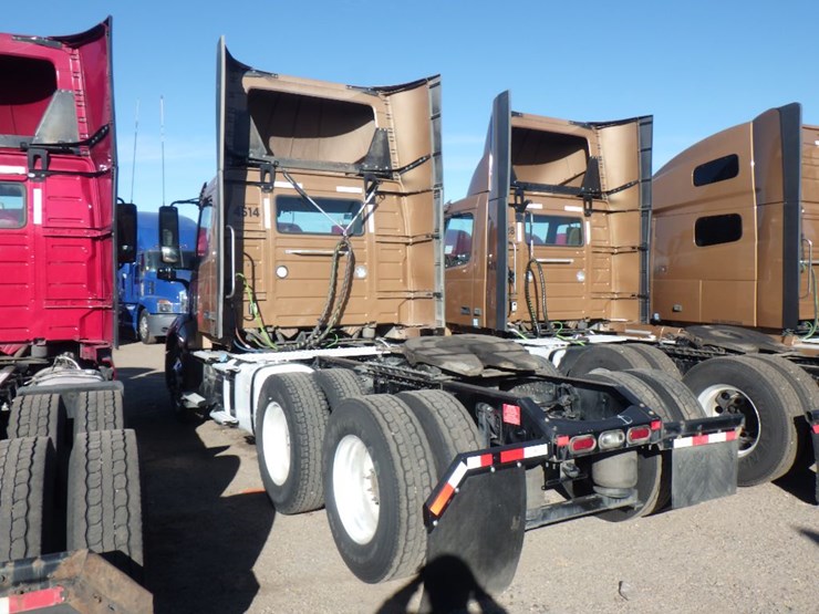 2022-volvo-vnl-300-image-12