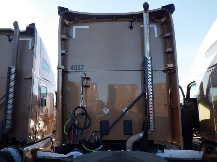 2022-kenworth-t680-image-16