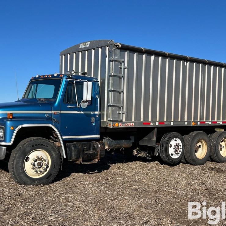 1983 International F1954 Tri/A Grain Truck
