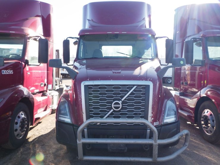 2021-volvo-vnl-300-image-2