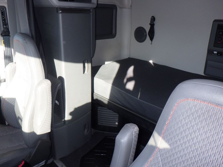 2023-volvo-vnl-760-image-22