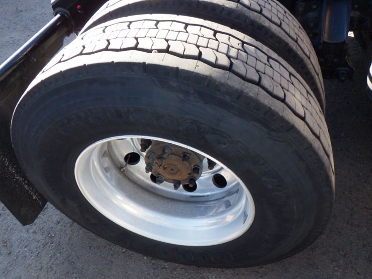 2022-volvo-vnl-760-image-8