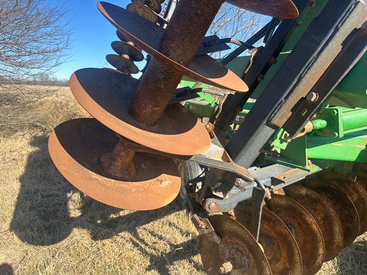 john-deere-32-image-38