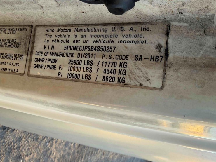 2011-hino-268-image-16