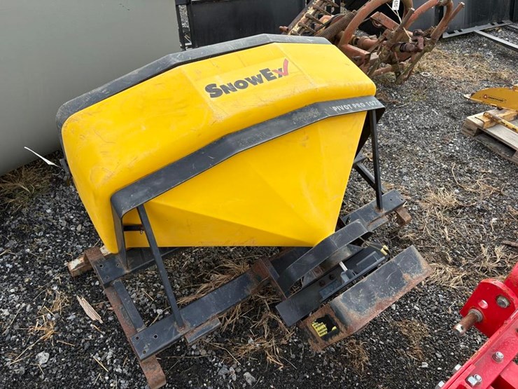 snowex-tailgate-salt-spreader-image-2