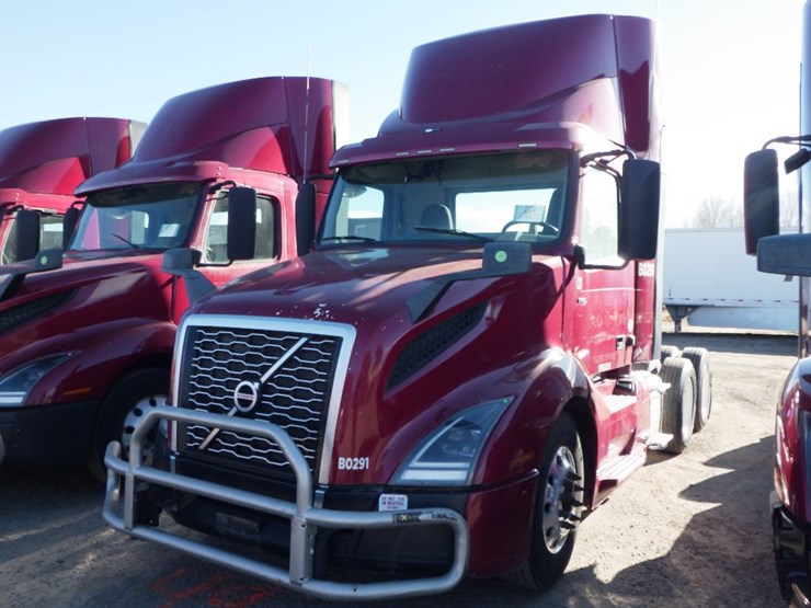 2021-volvo-vnl-300-image-1