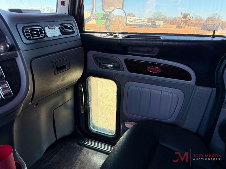 2021-peterbilt-389-image-43