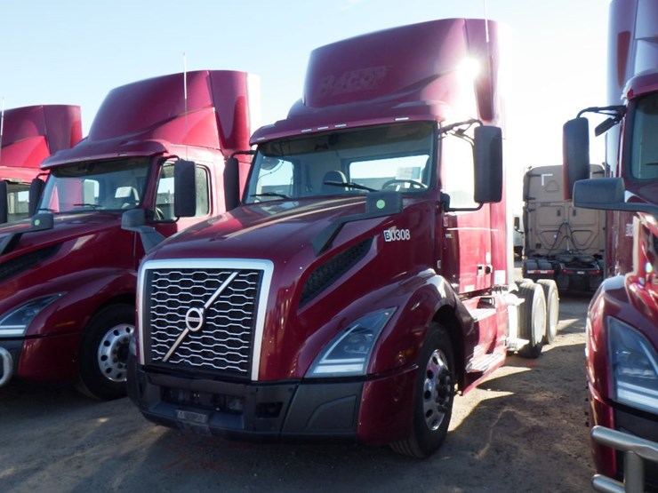 2022-volvo-vnl-300-image-1