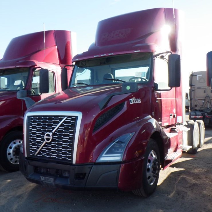 2022 VOLVO VNL 300