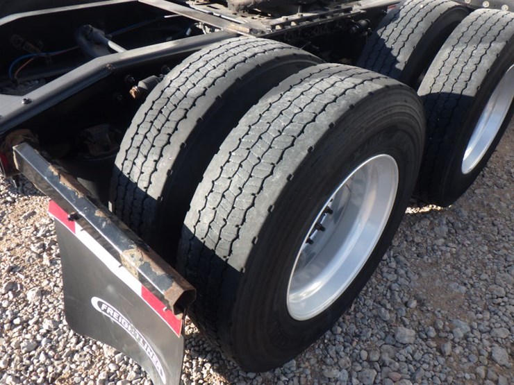 2022-freightliner-cascadia-126-image-8