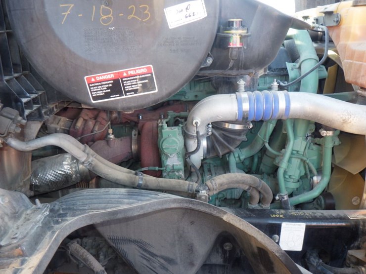 2022-volvo-vnl-300-image-22