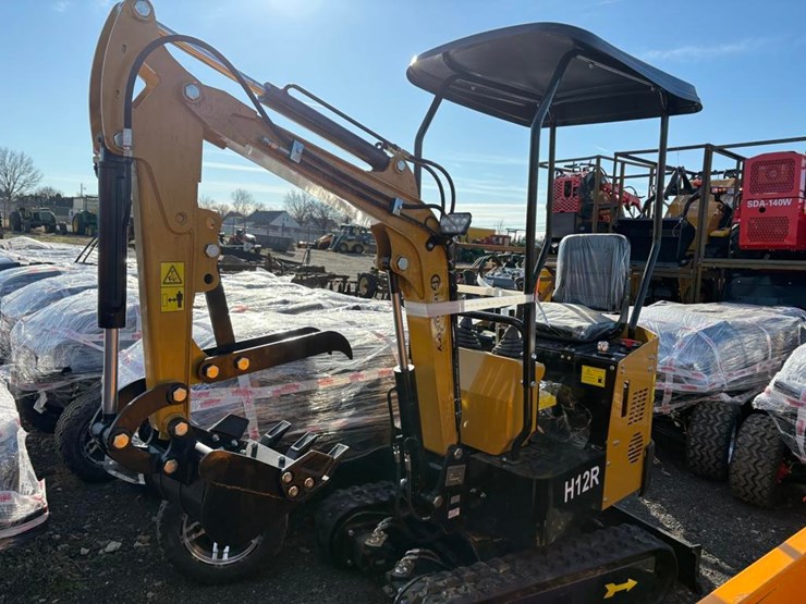 agt-h12r-mini-excavator-image-1