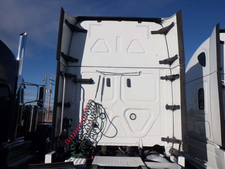 2022-freightliner-cascadia-126-image-13