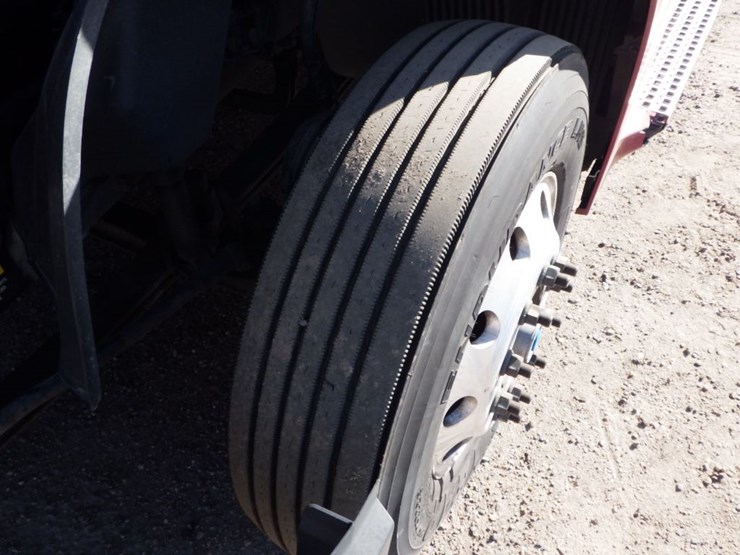 2021-volvo-vnl-300-image-27