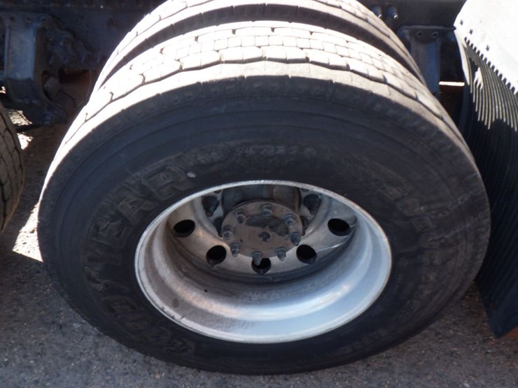 2022-volvo-vnl-760-image-8