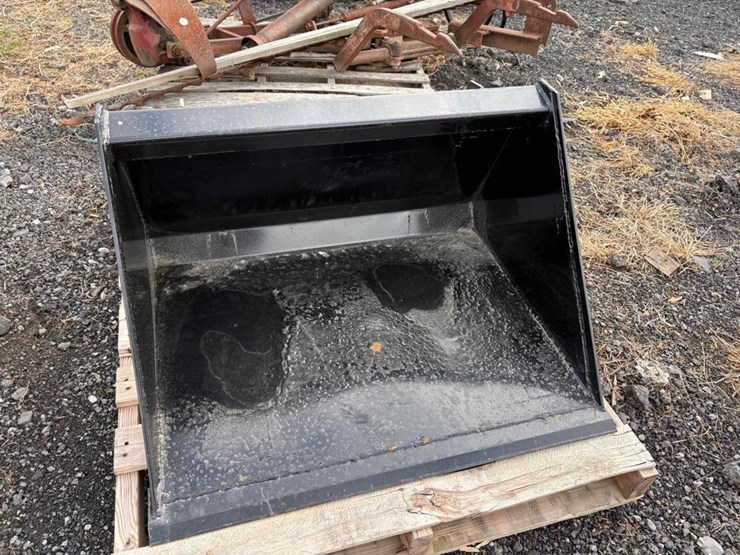 (new)-36in-dingo-bucket-image-2