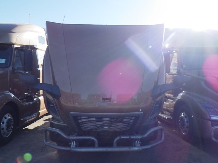 2022-volvo-vnl-760-image-25