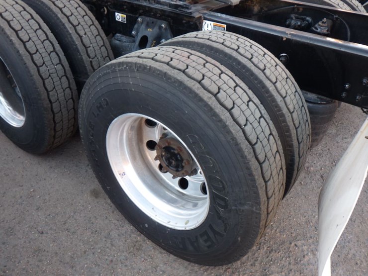 2022-kenworth-t680-image-12