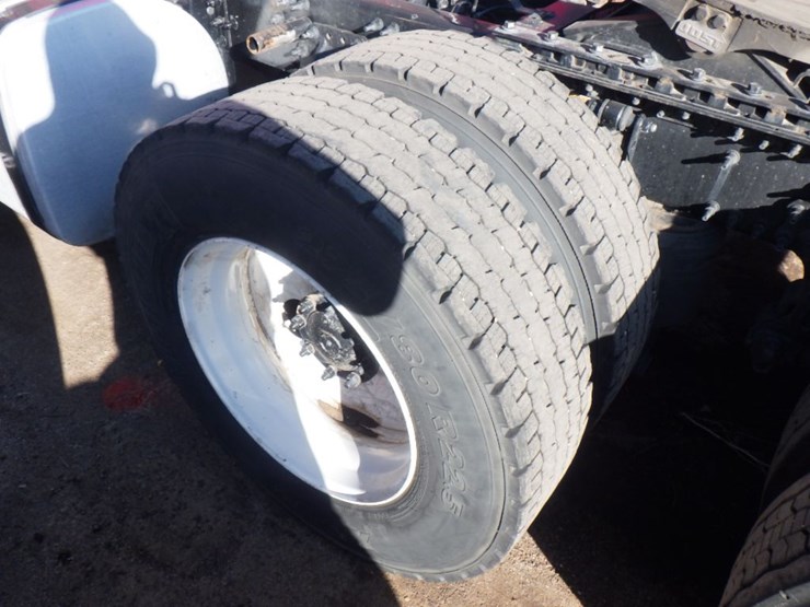 2022-volvo-vnl-300-image-13