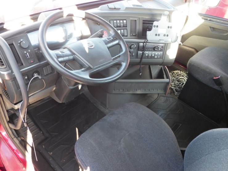 2021-volvo-vnl-300-image-20
