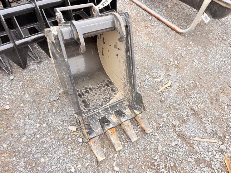 x-change-bucket-for-a-bobcat-excavator-image-2