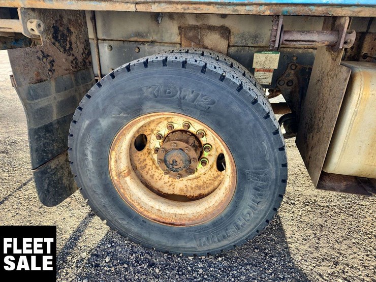 2008-freightliner-m2-106-image-13