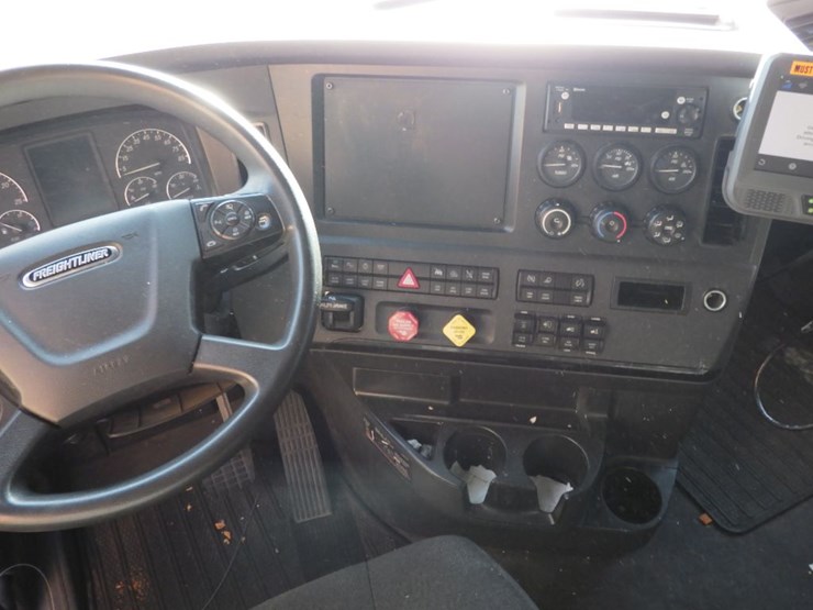 2023-freightliner-cascadia-126-image-20