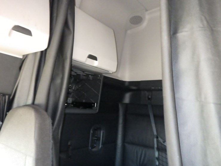 2023-freightliner-cascadia-126-image-21