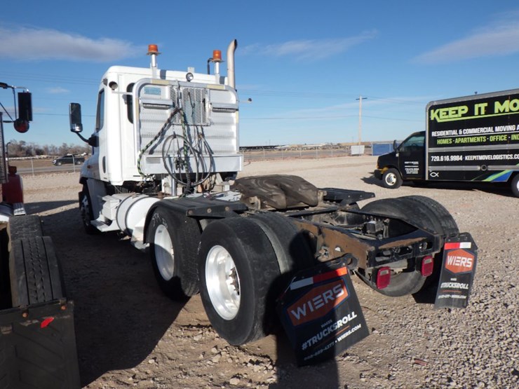 2009-freightliner-cascadia-125-image-13