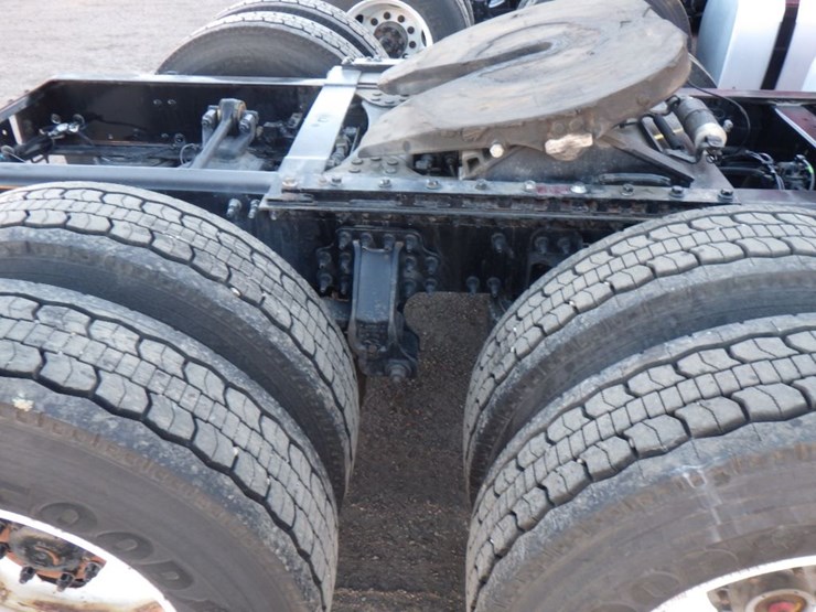 2021-volvo-vnl-300-image-4