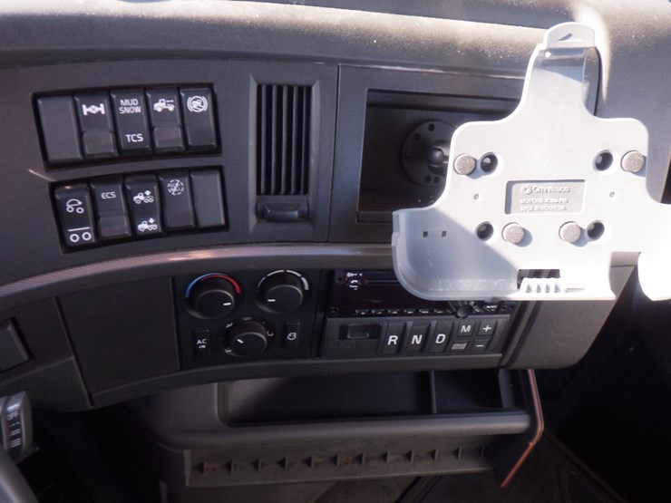 2021-volvo-vnl-300-image-15