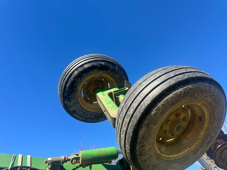 john-deere-32-image-10