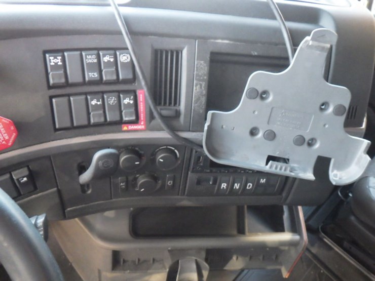 2022-volvo-vnl-760-image-17