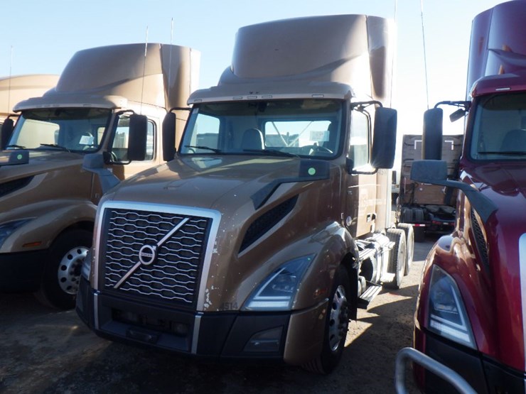 2022-volvo-vnl-300-image-1