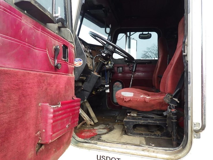 1990-peterbilt-379-image-24