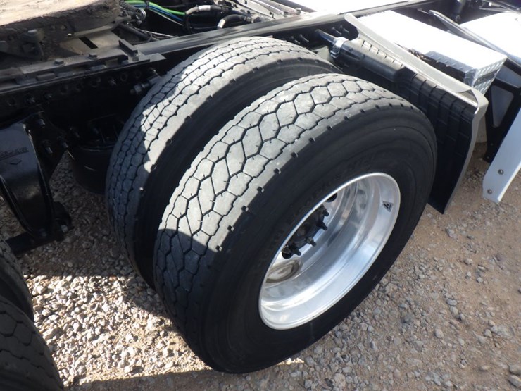 2022-freightliner-cascadia-126-image-8