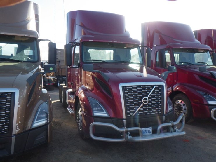 2022-volvo-vnl-300-image-3