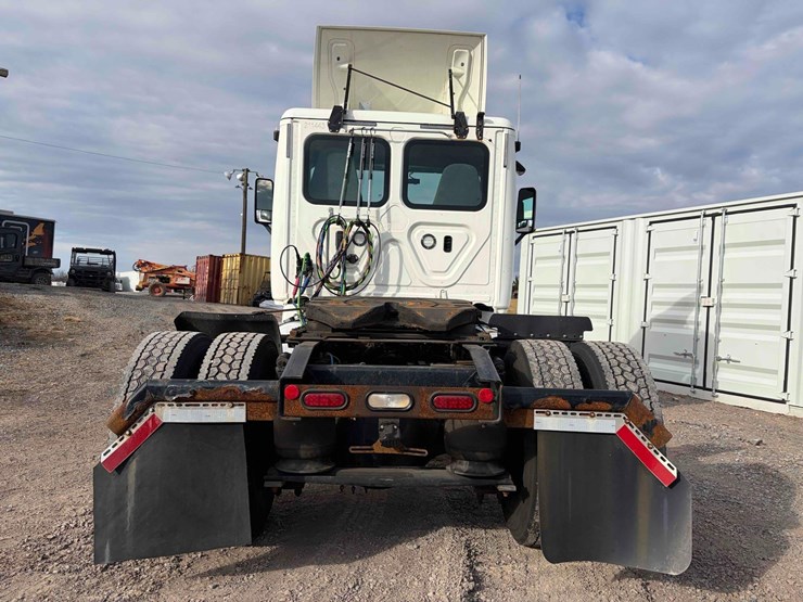 2019-freightliner-cascadia-single-axle-road-tractor-image-4