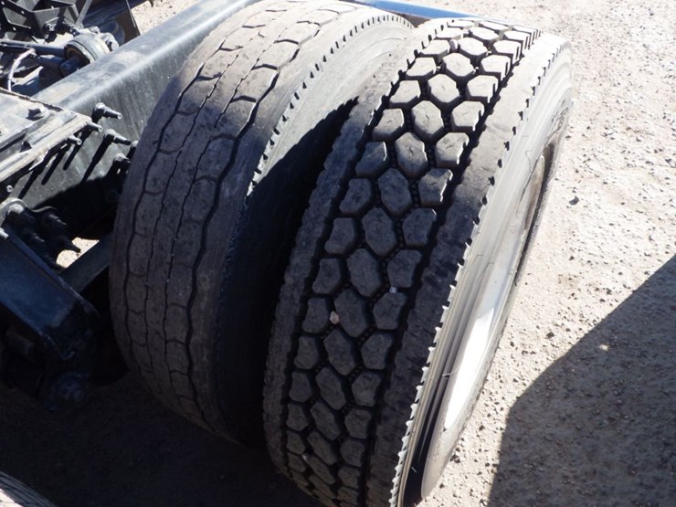 2021-volvo-vnl-300-image-18